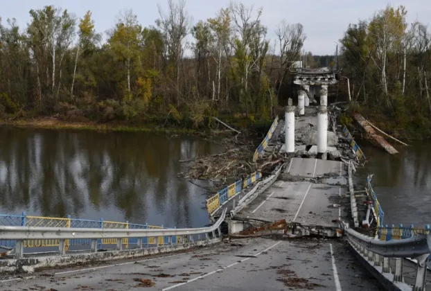 зруйнований міст через річку