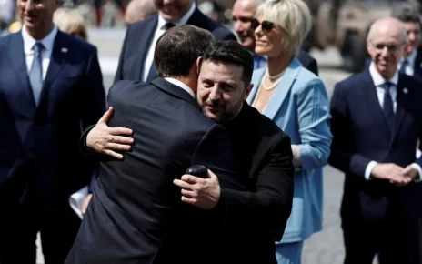 Президент Франції Еммануель Макрон обіймає президента України Володимира Зеленського після щорічного військового параду з нагоди Дня взяття Бастилії, що відбувся у вівторок у Парижі
