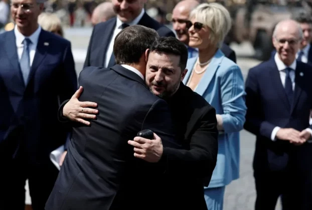 Президент Франції Еммануель Макрон обіймає президента України Володимира Зеленського після щорічного військового параду з нагоди Дня взяття Бастилії, що відбувся у вівторок у Парижі