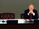 Володимир Путін сидить за столом з порожнім поруч місцем