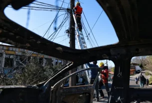 відновлення електропостачання після ракетного обстрілу Росією України