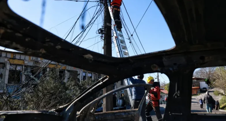 відновлення електропостачання після ракетного обстрілу Росією України