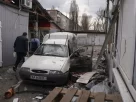Люди розчищають уламки на ринку, який 4 квітня 2026 року зазнав удару російського безпілотника, у Нікополі, Україна