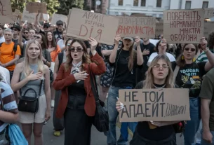 Минулого тижня протестувальники в Києві розкритикували рішення президента Володимира Зеленського звільнити міністра оборони Михайла Федорова