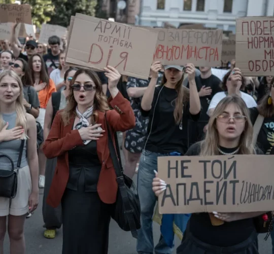 Минулого тижня протестувальники в Києві розкритикували рішення президента Володимира Зеленського звільнити міністра оборони Михайла Федорова