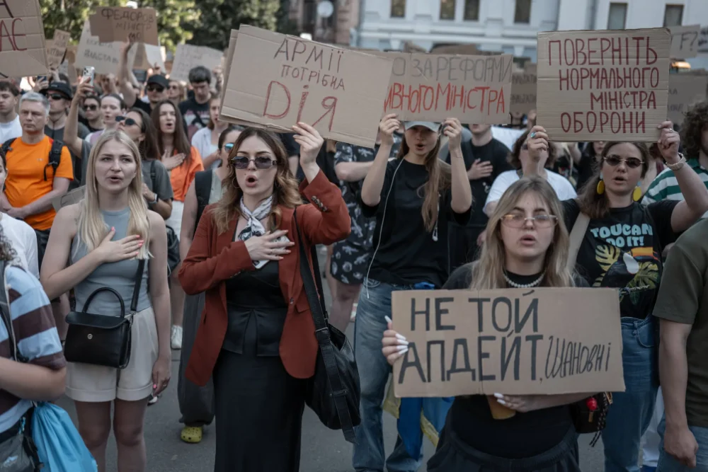 Минулого тижня протестувальники в Києві розкритикували рішення президента Володимира Зеленського звільнити міністра оборони Михайла Федорова