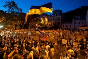 У Києві, Україна, 18 липня 2026 року люди протестують проти рішення президента України Володимира Зеленського замінити Михайла Федорова на посаді міністра оборони