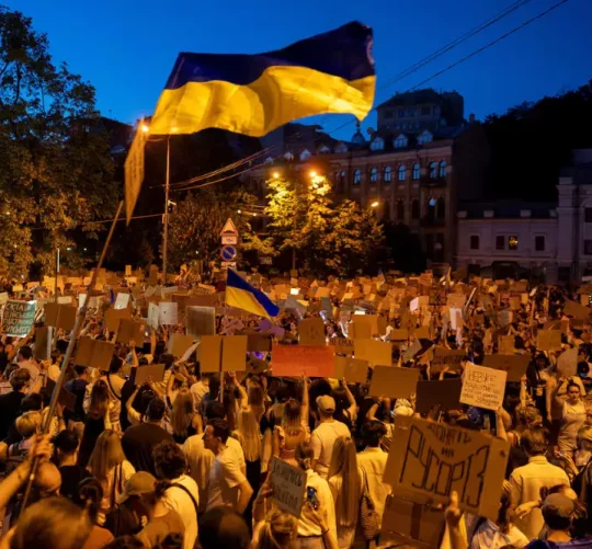 У Києві, Україна, 18 липня 2026 року люди протестують проти рішення президента України Володимира Зеленського замінити Михайла Федорова на посаді міністра оборони