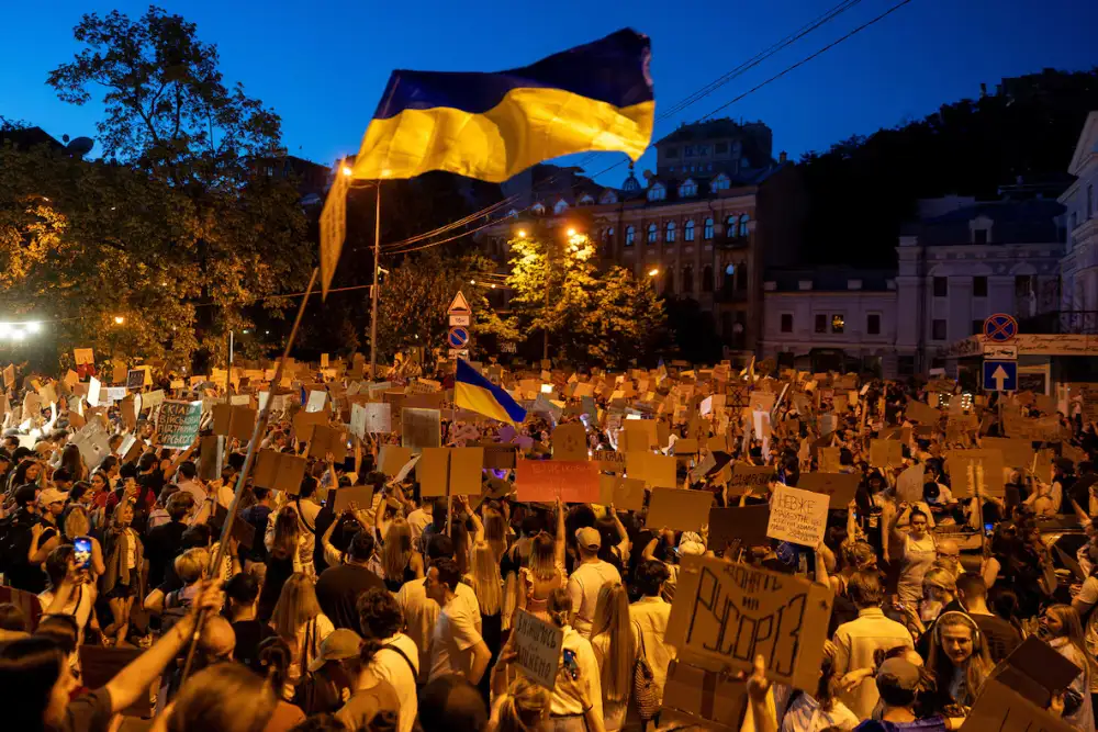 У Києві, Україна, 18 липня 2026 року люди протестують проти рішення президента України Володимира Зеленського замінити Михайла Федорова на посаді міністра оборони
