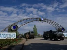 1 травня 2022 року російські військові машини проїжджають через ворота Запорізької АЕС у місті Енергодар на території України, що перебуває під контролем Росії