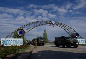 1 травня 2022 року російські військові машини проїжджають через ворота Запорізької АЕС у місті Енергодар на території України, що перебуває під контролем Росії