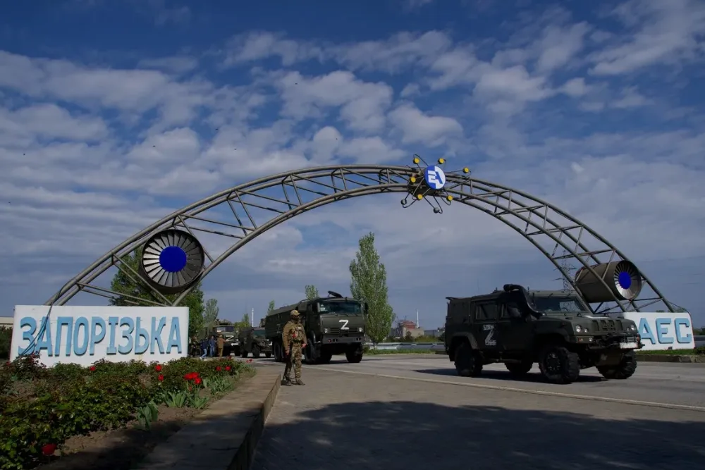 1 травня 2022 року російські військові машини проїжджають через ворота Запорізької АЕС у місті Енергодар на території України, що перебуває під контролем Росії