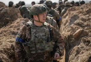 Генерал Олександр Сирський у траншеї на північ від Києва, столиці України, у 2022 році