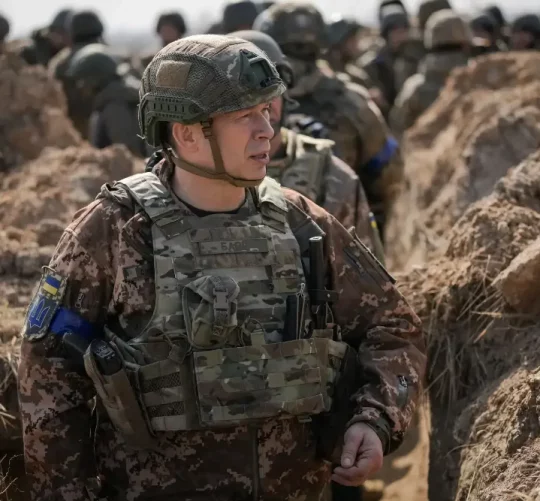 Генерал Олександр Сирський у траншеї на північ від Києва, столиці України, у 2022 році