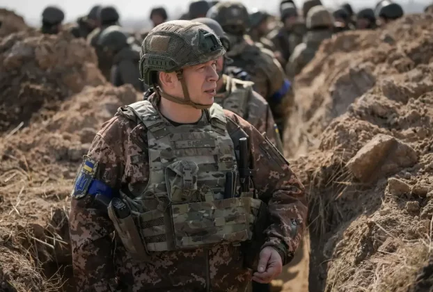 Генерал Олександр Сирський у траншеї на північ від Києва, столиці України, у 2022 році