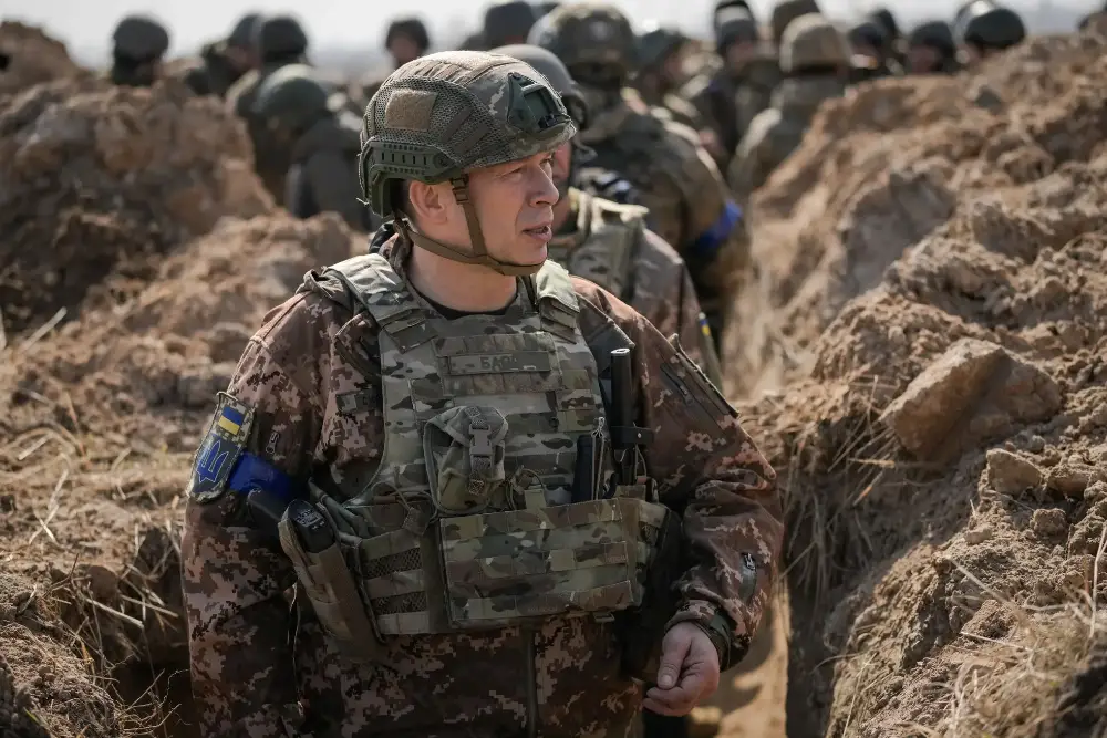 Генерал Олександр Сирський у траншеї на північ від Києва, столиці України, у 2022 році
