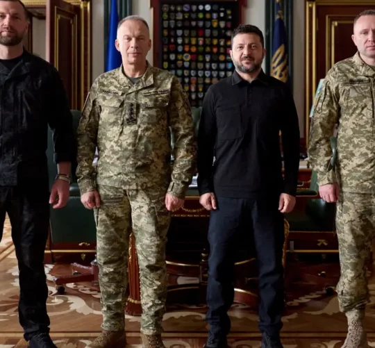 Володимир Зеленський разом із (зліва направо) в. о. міністра оборони Євгеном Хмарою, Олександром Сирським та новопризначеним головнокомандувачем Михайлом Драпатим