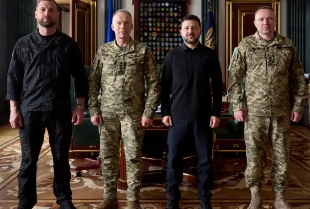 Володимир Зеленський разом із (зліва направо) в. о. міністра оборони Євгеном Хмарою, Олександром Сирським та новопризначеним головнокомандувачем Михайлом Драпатим