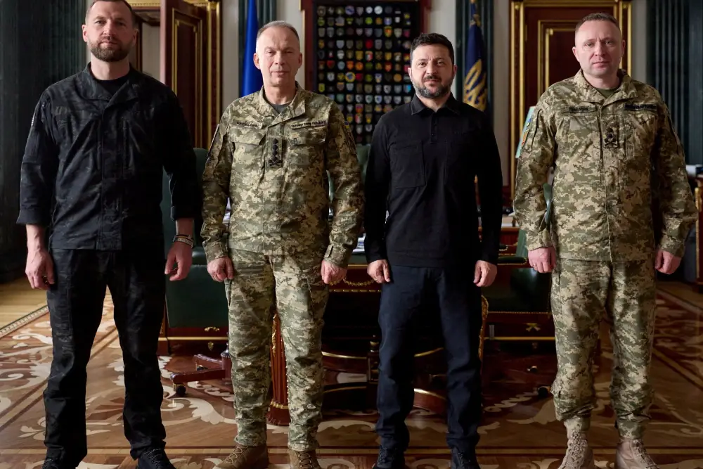 Володимир Зеленський разом із (зліва направо) в. о. міністра оборони Євгеном Хмарою, Олександром Сирським та новопризначеним головнокомандувачем Михайлом Драпатим