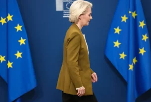Голова Європейської комісії Урсула фон дер Ляєн залишає будівлю «Берлеймонт» у Брюсселі після виступу перед журналістами 9 червня 2026 року