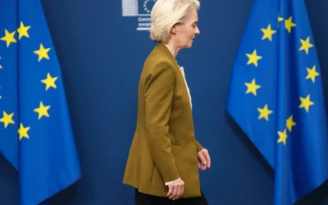 Голова Європейської комісії Урсула фон дер Ляєн залишає будівлю «Берлеймонт» у Брюсселі після виступу перед журналістами 9 червня 2026 року