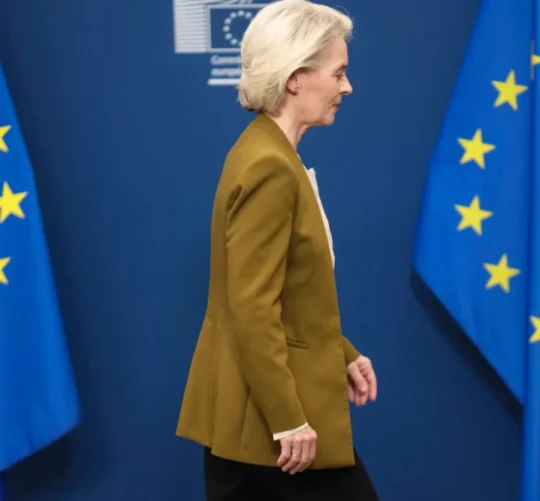Голова Європейської комісії Урсула фон дер Ляєн залишає будівлю «Берлеймонт» у Брюсселі після виступу перед журналістами 9 червня 2026 року