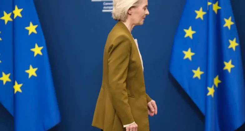 Голова Європейської комісії Урсула фон дер Ляєн залишає будівлю «Берлеймонт» у Брюсселі після виступу перед журналістами 9 червня 2026 року