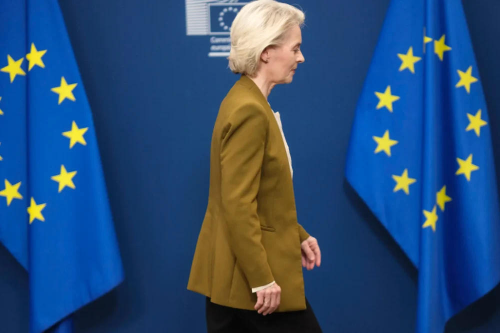 Голова Європейської комісії Урсула фон дер Ляєн залишає будівлю «Берлеймонт» у Брюсселі після виступу перед журналістами 9 червня 2026 року