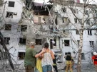 Мешканці оглядають свій зруйнований будинок після російського удару в Запоріжжі