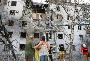 Мешканці оглядають свій зруйнований будинок після російського удару в Запоріжжі