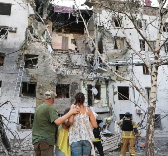 Мешканці оглядають свій зруйнований будинок після російського удару в Запоріжжі