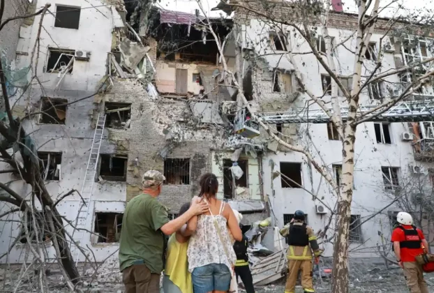 Мешканці оглядають свій зруйнований будинок після російського удару в Запоріжжі