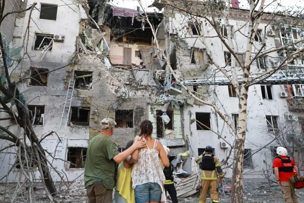 Мешканці оглядають свій зруйнований будинок після російського удару в Запоріжжі