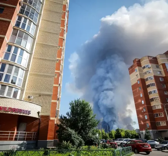 Дим, що піднімається від пожежі на логістичному комплексі «Wildberries» в Електросталі, поблизу Москви, 18 липня, після атаки українського безпілотника