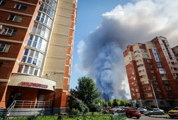 Дим, що піднімається від пожежі на логістичному комплексі «Wildberries» в Електросталі, поблизу Москви, 18 липня, після атаки українського безпілотника