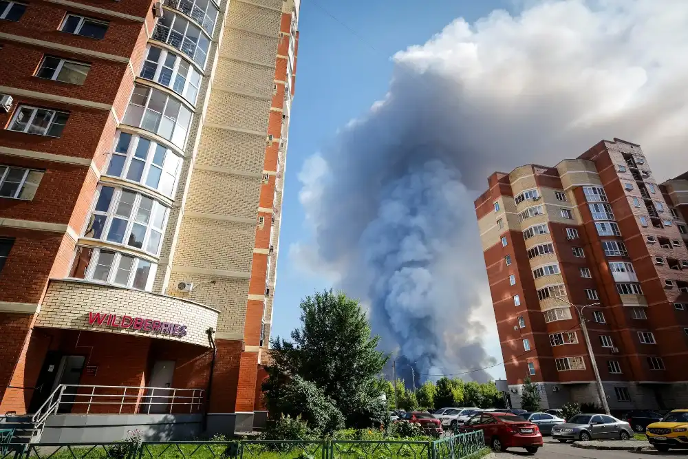 Дим, що піднімається від пожежі на логістичному комплексі «Wildberries» в Електросталі, поблизу Москви, 18 липня, після атаки українського безпілотника