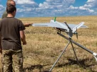український військовий готується до пуску дрона