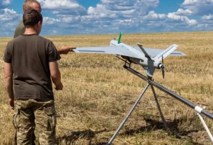 український військовий готується до пуску дрона