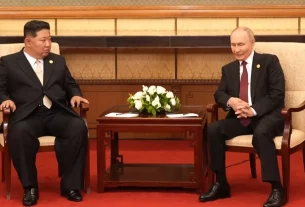 Кім Чен Ин сидить поруч із Володимиром Путіним під час зустрічі в Пекіні 3 вересня 2025 року