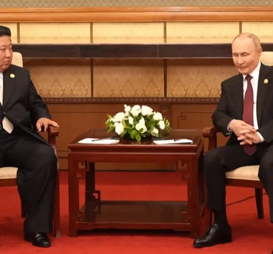 Кім Чен Ин сидить поруч із Володимиром Путіним під час зустрічі в Пекіні 3 вересня 2025 року