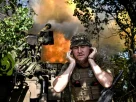 Солдат Збройних сил України веде вогонь із самохідної гаубиці «Цезар»