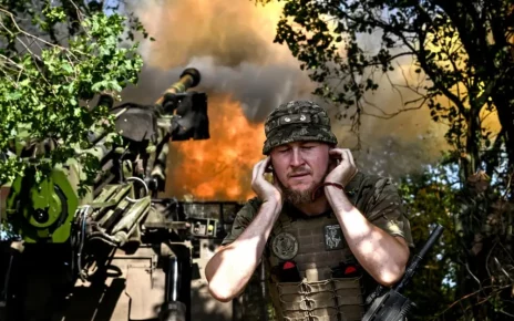 Солдат Збройних сил України веде вогонь із самохідної гаубиці «Цезар»