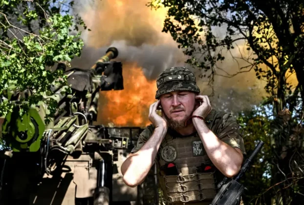 Солдат Збройних сил України веде вогонь із самохідної гаубиці «Цезар»
