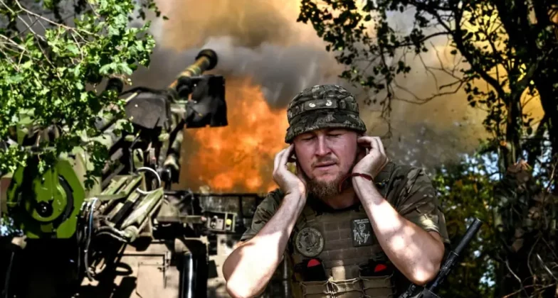 Солдат Збройних сил України веде вогонь із самохідної гаубиці «Цезар»