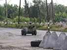 20 червня 2026 року в Донецькій області (Україна) український військовий наземний дрон рухається по дорозі, захищеній сітками проти дронів