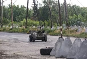 20 червня 2026 року в Донецькій області (Україна) український військовий наземний дрон рухається по дорозі, захищеній сітками проти дронів
