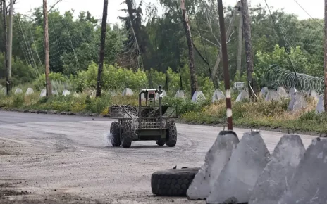 20 червня 2026 року в Донецькій області (Україна) український військовий наземний дрон рухається по дорозі, захищеній сітками проти дронів