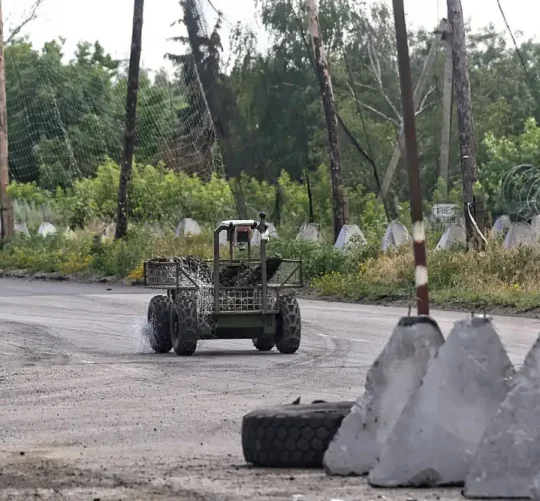 20 червня 2026 року в Донецькій області (Україна) український військовий наземний дрон рухається по дорозі, захищеній сітками проти дронів