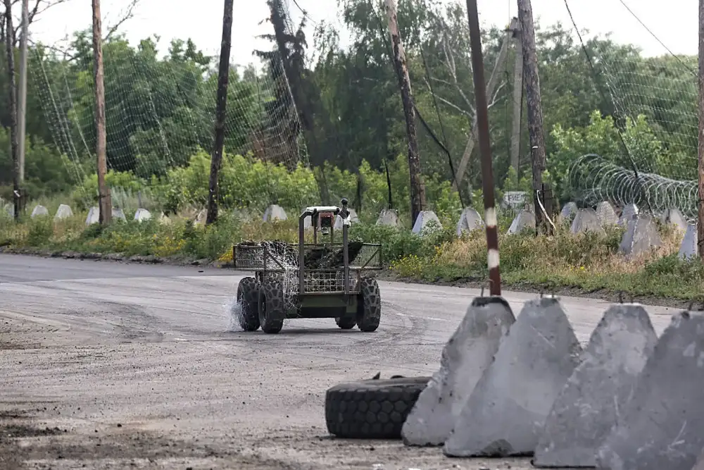 20 червня 2026 року в Донецькій області (Україна) український військовий наземний дрон рухається по дорозі, захищеній сітками проти дронів