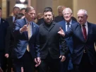 Президент України Володимир Зеленський йде разом із сенаторами Річардом Блюменталем, Роджером лікером та Джеймсом Рішем під час прибуття на зустріч у Капітолії США 28 липня 2026 року